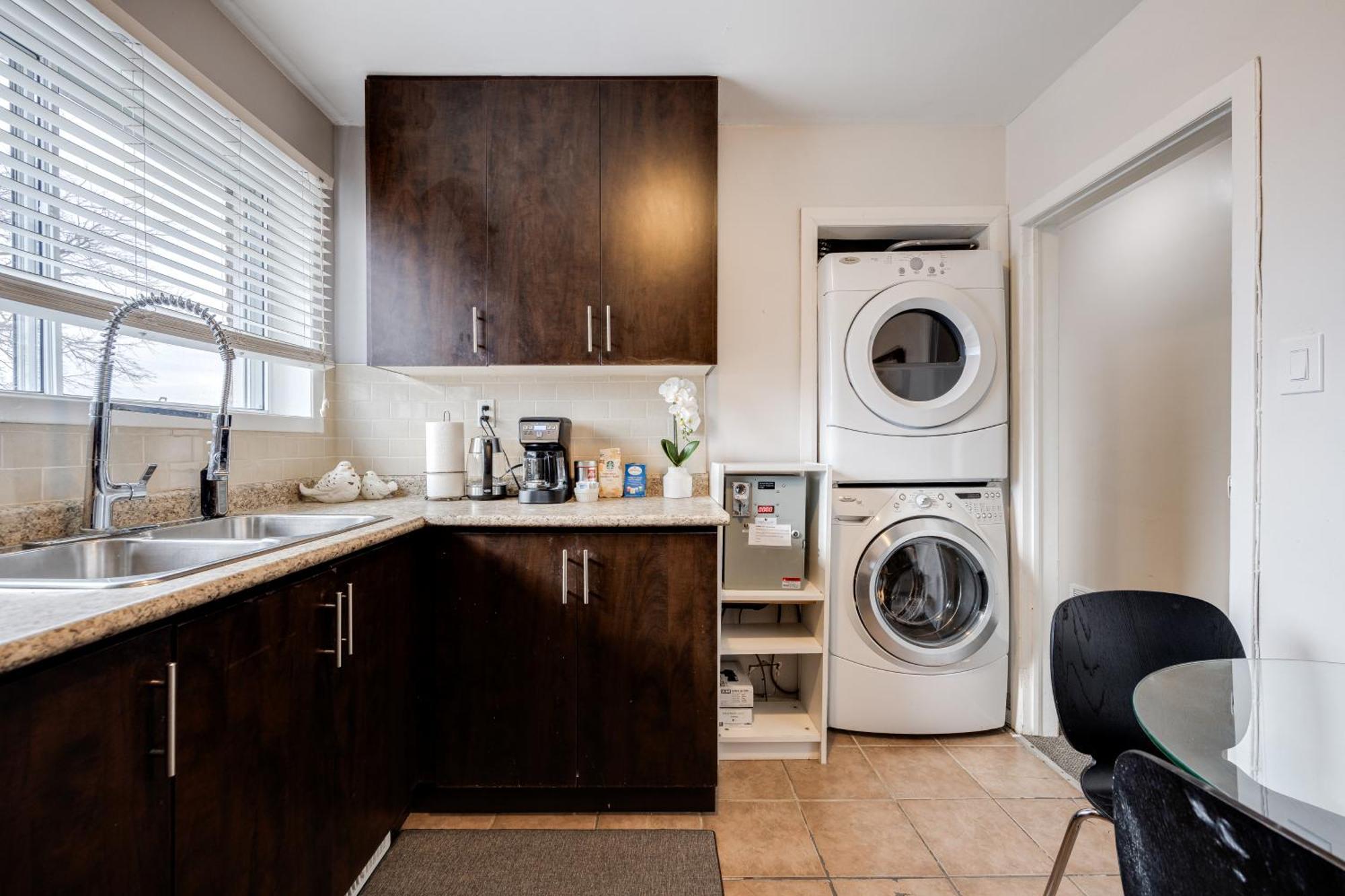Eglinton West Guest Suite Торонто Екстер'єр фото