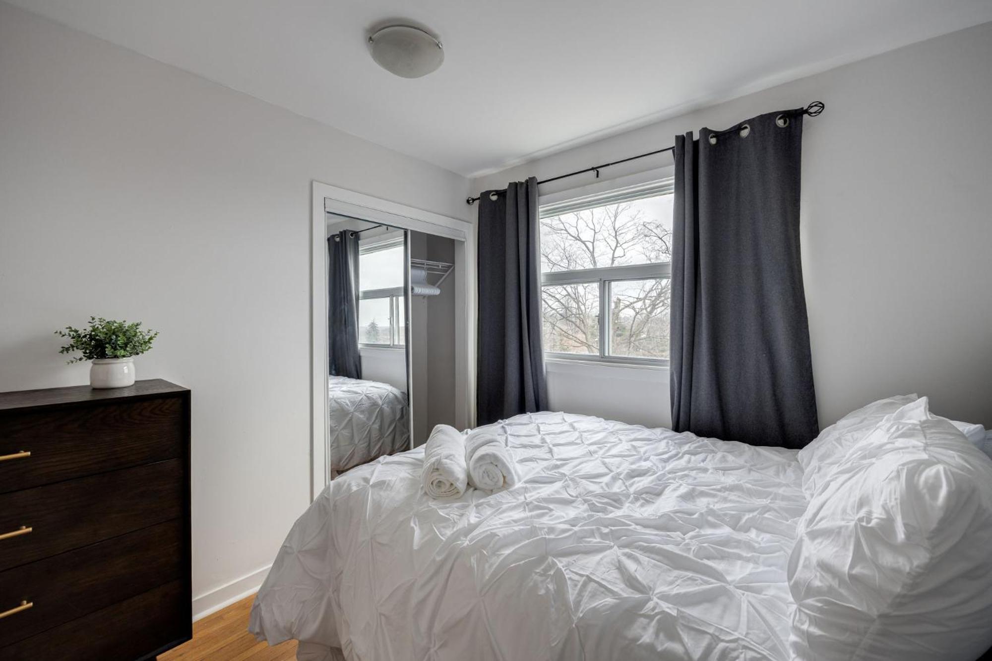 Eglinton West Guest Suite Торонто Екстер'єр фото