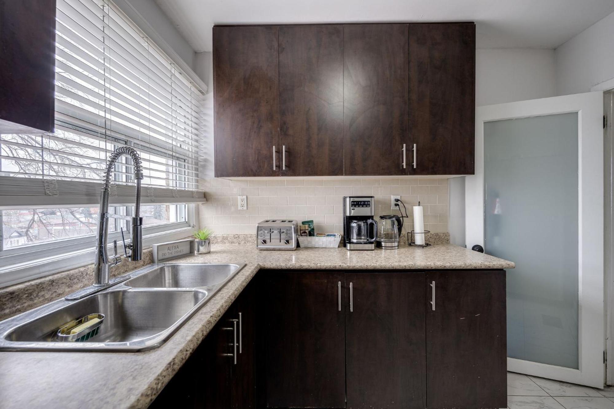 Eglinton West Guest Suite Торонто Екстер'єр фото